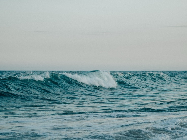 側面看的海浪,一道浪峰形成類似正弦曲線的起伏